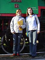 Karolina Przybysz i Danuta Anglart z GCI w Wolsztynie na tle parowozu